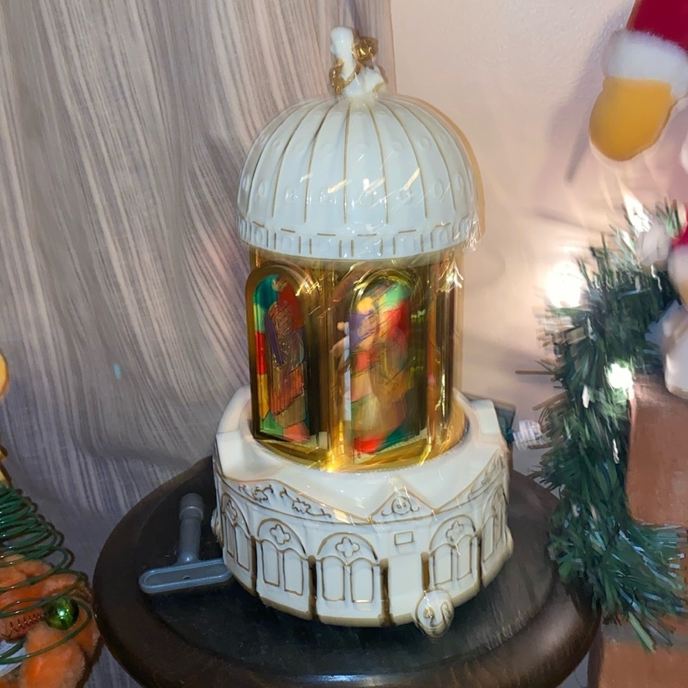 Gold Label Collection Porcelain Carillon Church Stained Glass Christmas - Picture 1 of 6